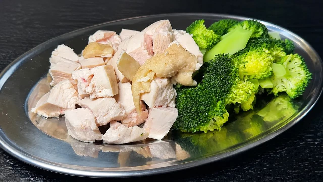究極の鶏むねブロッコリー|余熱で作るしっとり蒸し鶏とかきたまスープ