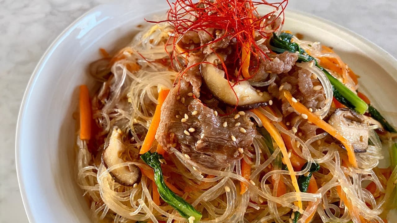 【200万回再生人気レシピ】韓国家庭料理をお弁当にも!おかずにも!これが本場韓国の絶品チャプチェの作り方/Japchae(Korean stir-fried glass noodles)