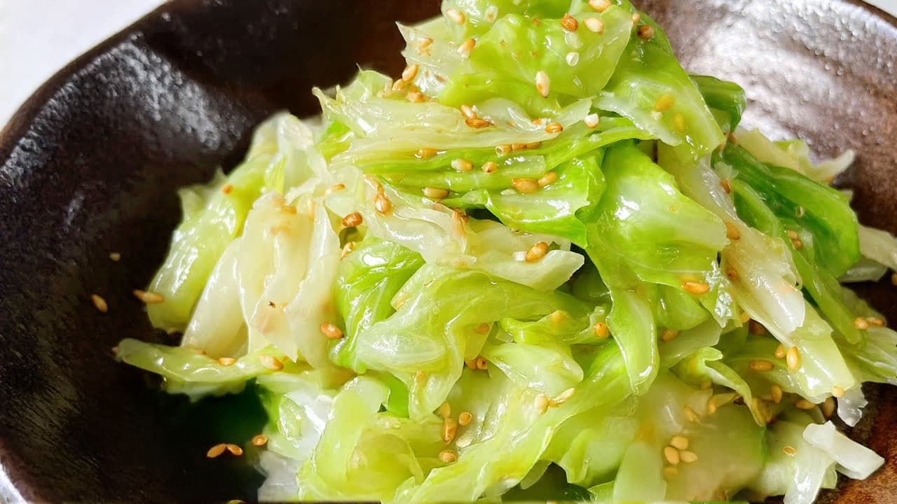 【300万回再生人気レシピ】レンジで超簡単!クセになるウマさ!蒸しキャベツナムルの作り方