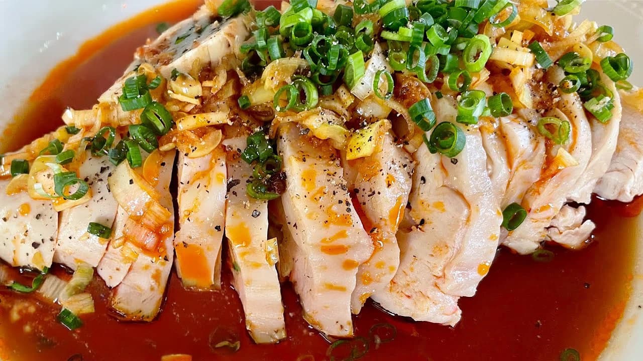 【150万回再生人気レシピ】レンジで簡単時短!ピリ辛タレが絶品!鶏むね肉がしっとりのよだれ鶏の作り方